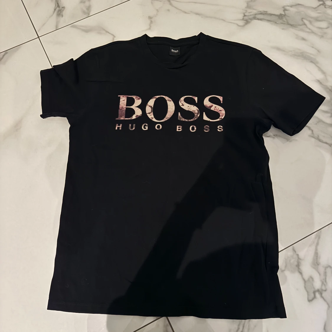 Svart Hugo Boss t-shirt med logga