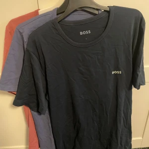 Hugo boss t shirt - Säljer dessa 3 Hugo boss t shirts storlek L men passar till M! Skriv om du vill köpa all tre eller bara en eller två:) knappt använda! Kan stryka dom om du vill! Kom med bud🙂300 för alla tre annars 150kr styck! 