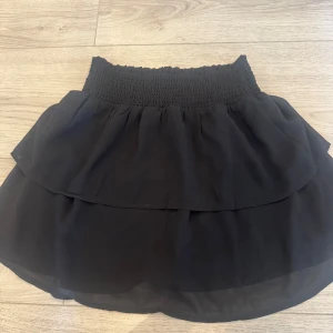 Svart volangkjol - Svart volangkjol från ONLY. Storlek XS. Mycket bra skick.