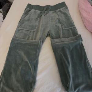 Gröna Juicy Couture byxor - trendiga juicy couture byxor i grön, i bra skick men är inte till användning längre, pris kan diskuteras💕