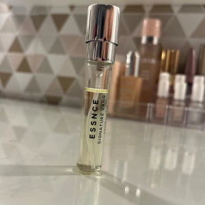Essnce parfym - Essnce parfym i doften signature vang i 8ml. Nästan helt full!💗