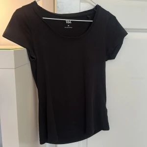 Svart basic tshirt  - En svart, enkel topp från lager 157 i storlek XS. Modellen har rund halsringning och korta ärmar. Tillverkad i mjuk bomull med lite stretch. Säljer då den inte kommer till användning. 