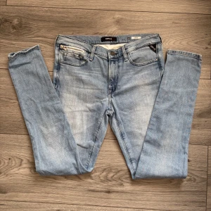 ​​Ljusblå Replay jeans, W28 L32, ny utan prislapp - Skicka gärna vad du tycker att jeansen är värda, jag är öppen för bud, skicka gärna ett! Ljusblå jeans från Replay i storlek W28 L32 – ny utan prislapp och knappt använda. Skön passform i stretchigt tyg, perfekt för både vardag och avslappnade outfits. Ljus tvätt med snygg slitning för en trendig men tidlös look. Nypris ca 1 500 kr – mitt pris: 599 kr. Kika gärna in min profil, jag lägger upp fler liknande plagg löpande!  Replay jeans ljusblå W28 L32 denim stretch slim fit knappt använda ny 