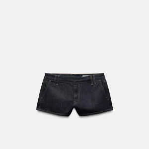 Zara shorts - Jättefina shorts från zara som tyvärr inte passade mig, aldrig använda med prislappen kvar😊 köpta för 229kr