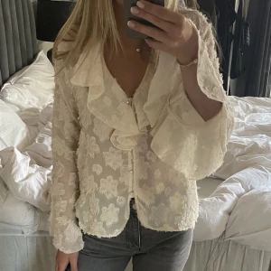 Blus Zara - intressekoll! Jätte fin Blus från Zara. Använd bara ett fåtal gånger. Mycke bra skick. Färgen är beige/vit. Pris kan diskuteras 