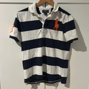 Randig pikétröja från Ralph Lauren - Tja, säljer en pikétröja från Ralph Lauren i marinblått och vitt. Det är storlek L i barn vilket motsvarar xs/s. Skicket är jätte bra och inga defekter. Pris kan diskuteras vid snabb affär!