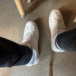 Valentino Flycrews - Tja! Säljer dessa riktigt feta Valentino flycrewsen i stl 43,5. De är i väldigt bra skick de ända är att några nitar är av, 4st. Men annars är de i riktigt bra skick speciellt om jag tvättar upp de lite också. Skriv vid minsta fundering. Tar emot byten!!!! 