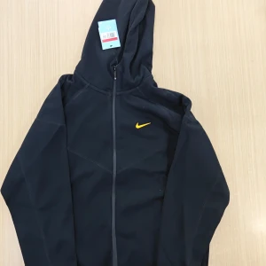 Nike X nocta kofta - Helt ny, icke använd. Jag tog fel storlek och kan inte återlämna den.