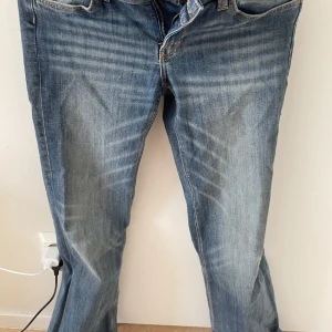 jeans från cheap monday - super snygga jeans från cheap monday! är lite sönder vid en av byxbenen eftersom de var lite för långa för mig men annars är de super bra!