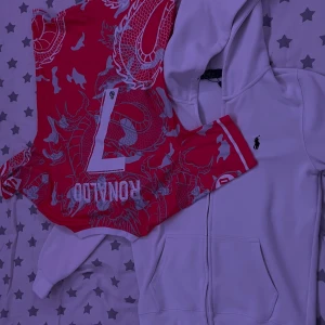 Vit Ralph Lauren och Realmadrid t-shirt - Vit hoodie från Polo Ralph Lauren med En stilig Realmadrid t-shrirt.  jerseyn går för 250kr och koftan för 550kr enskilt. Men säljer båda plaggen tillsammans för 700kr  