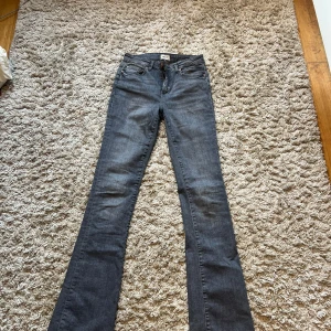 Mörkgrå bootcut jeans från ONLY - Snygga mörkgrå bootcut jeans från ONLY. I storlek 38 TALL, Säljer dom pågrund av att dom inte passar mig längre. Prefekt för dig som är 175 och uppåt, är själv en 183 och passar bra i längden 