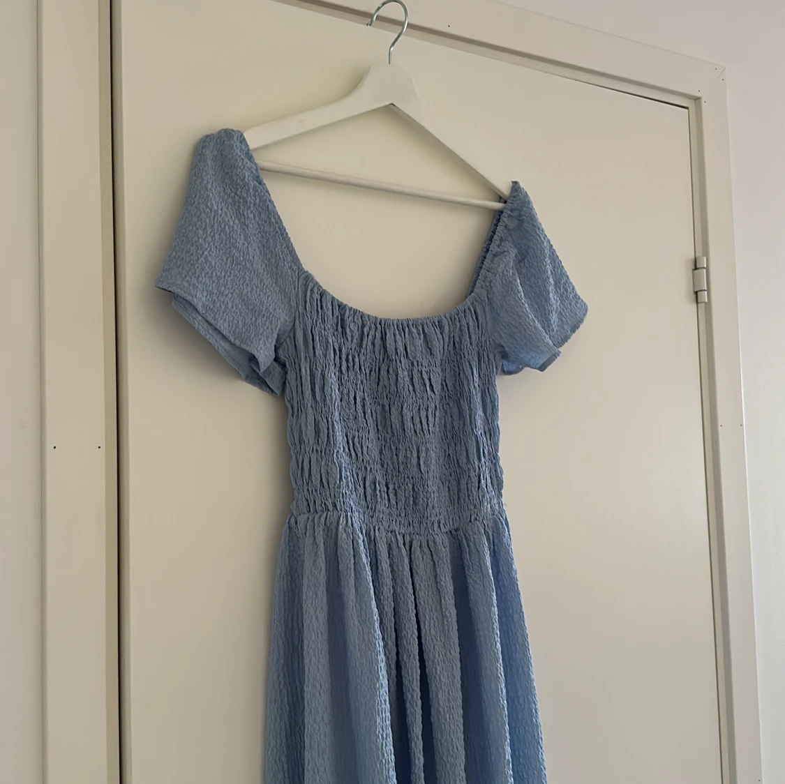 Ljusblå långklänning med puffärm - 4