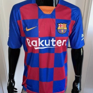 Barcelona griezmann 17 storlek M  - Storlek: M, fin replika, helt ny och oanvänd. Pris: 349:- skickas direkt ink. 24h