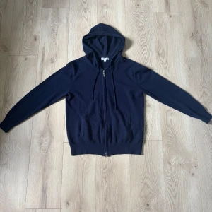 Mörkblå ziphoodie i kashmirblandning - Säljer nu denna mycket sköna marinblåa ziphoodien i kashmirblanding. Hoodien är i storlek S och är i mycket bra skick, något nopprig men kan åtgärda det innan den skickas. Vid frågor är det bara att höra av sig! 