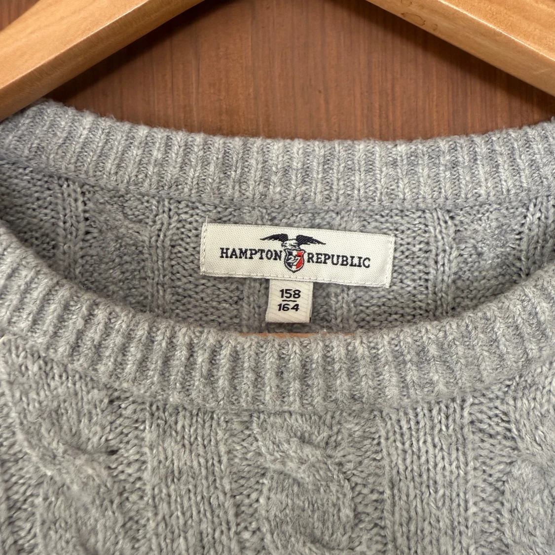 Grå kabelstickad tröja Hampton Republic - 1