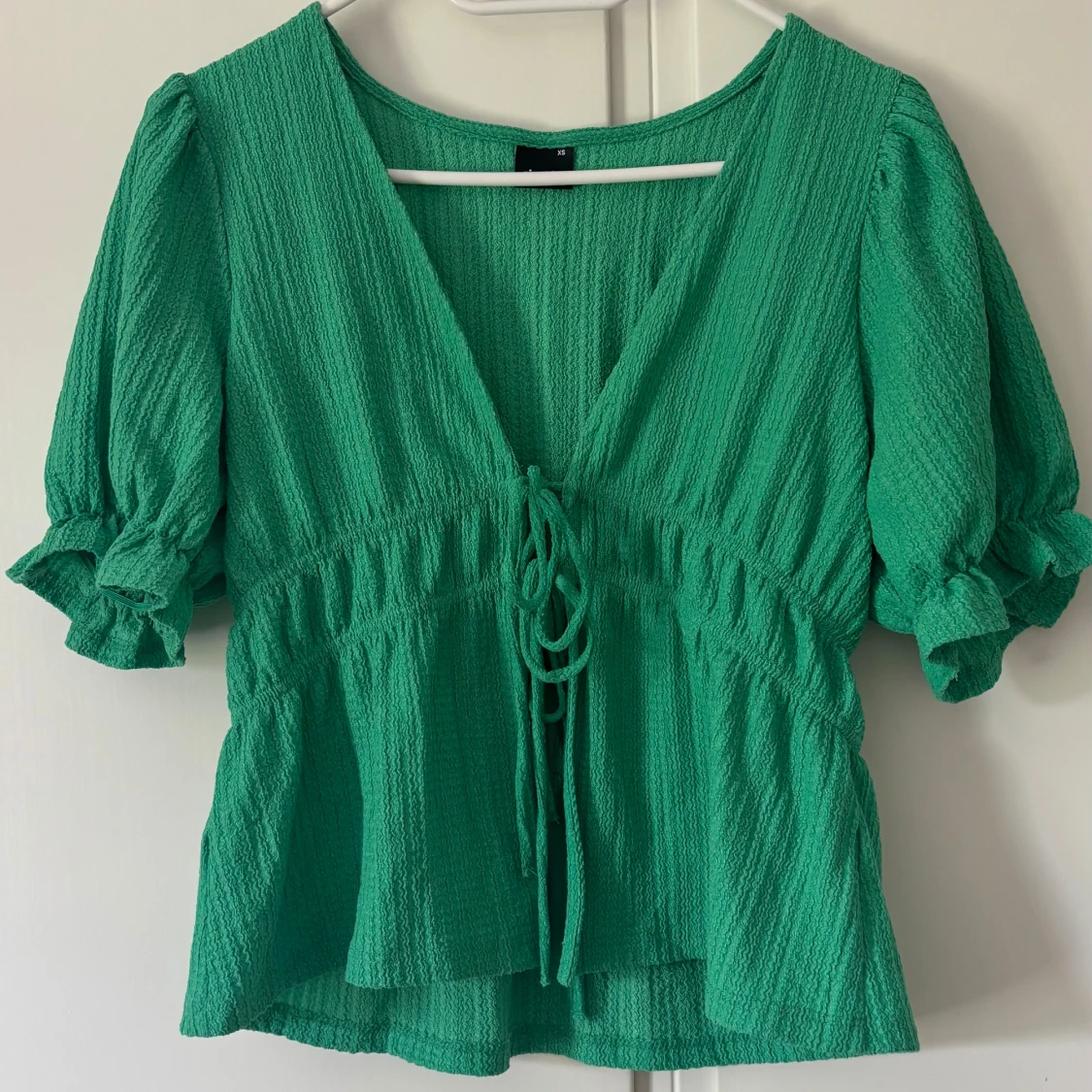 Grön blus med knyt från Gina Tricot