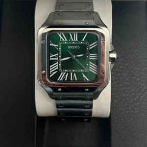 Seiko mod santos green dial - Stilren Seiko klocka med kvadratisk boett i silverfärgat stål och grön urtavla. Urtavlan har romerska siffror i vitt och matchas av ett robust armband i metall. Perfekt för dig som gillar klassisk design med modern twist.