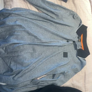 Skjorta&hoodie - Jätte bra skick på Hugo Boss skjortan, säljer både hoodien i samma paket.