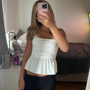 Vit topp  - En fin topp från Shein i storlek xs är för liten för mig så därför så säljer jag den men är bara testad❤️