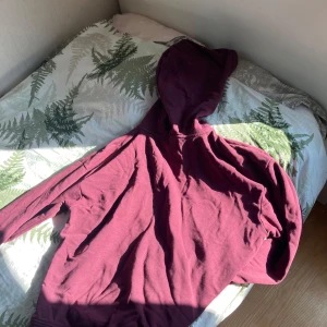 Vinröd hoodie - En simpel vinröd hoodie som har används mycket😊väldigt bekväm och skön att ha på sig, den enda defekten på den är att den saknar snöre 🌸 