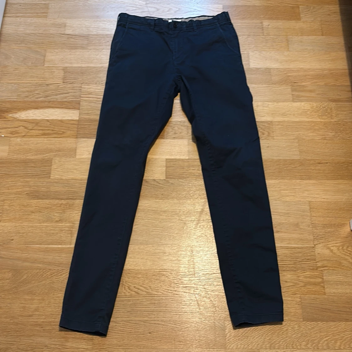 Mörkblå slim chinos från Barton