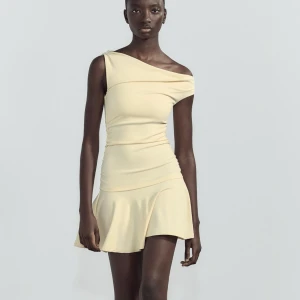 Ljusgul one shoulder från Zara - Super snygg och trendig klänning från Zara i ljusgul, storlek S men stretchig så passar större och mindre. Lapparna kvar, aldrig använd