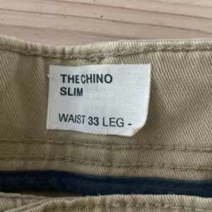 Beiga slim chinos från Cubus - Snygga beiga chinos i slim fit-modell. Byxorna har klassisk design med snedställda fickor fram och passpoalfickor bak. Tillverkade i en skön känsla och stilren look. Perfekta för dig som gillar en smalare passform.