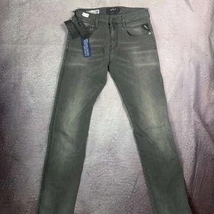 Helt nya replay anbass jeans grå - Helt nya jeans | Size 30/34 | fraktar spårbart inom 24 timmar | för att köpa klicka ”köp nu” | vid frågor eller funderingar skriv en meddelande |