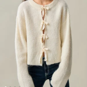 Vit stickad kofta med rosetter - Superfin vit stickad kofta med långa ärmar. Syns inte att den använts och skulle säga att den är i storlek 158❤️ Pris kan diskuteras!