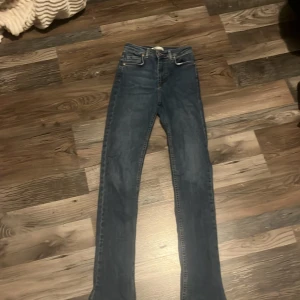 Blå Perfect Jeans från Gina Tricot - Säljer ett par klassiska blå Perfect Jeans från Gina Tricot. Jeansen har en rak passform med normal midja och femficksdesign. Tillverkade i mjukt denimtyg med snygga detaljer och diskret tvätt. Perfekta för en avslappnad och stilren look. Storleken är 32. Använt ca 2-3 gånger.
