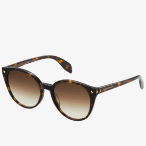 Turtle-mönstrade solglasögon McQueen - Snygga solglasögon från Alexander McQueen med rundad form och turtle-mönstrad båge i bruna och svarta toner. Glasen är bruna och tonade, vilket ger en cool vibe. Perfekta för att lyfta din stil till nästa nivå.        Nypris 3000kr.   Kom privat för intresse och för bilder!