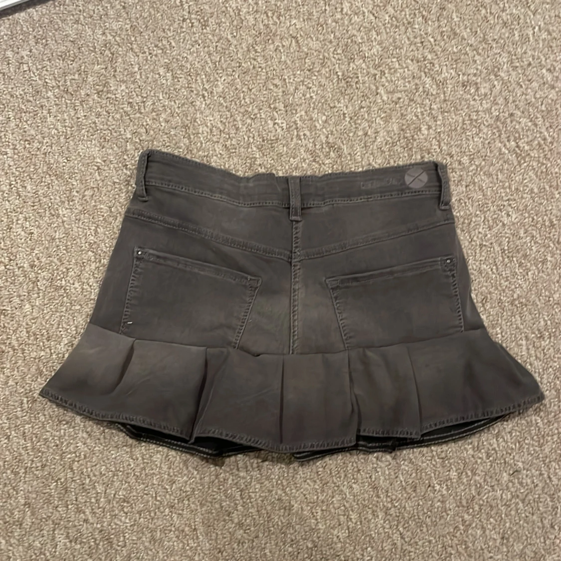 Svart jeanskjol med volang  - 1