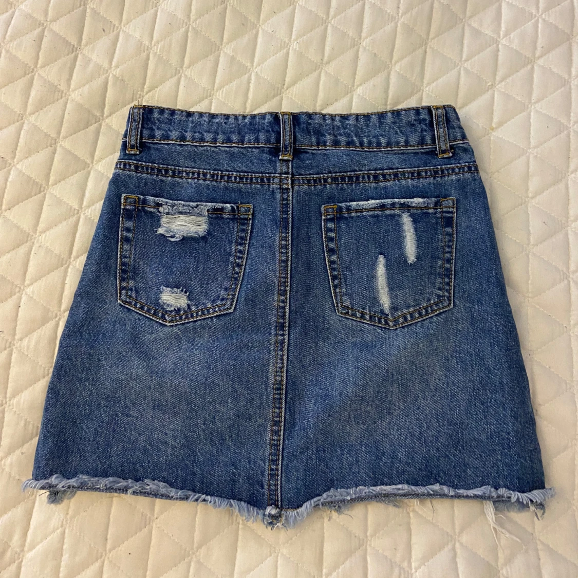 Blå jeanskjol från UNIQ dnm - 1