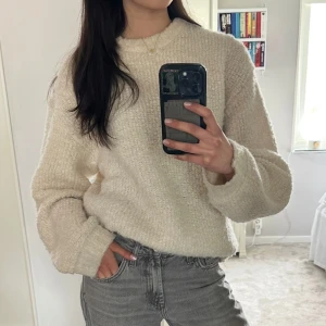 Stickad tröja i boucle - Hej! Säljer denna jättefina boucle tröja från GinaTricot! Jättemjuk och skön passar en xs-s. Nypris 460 kr. Tveka inte att skriva vid frågor och pris kan diskuteras!🤗