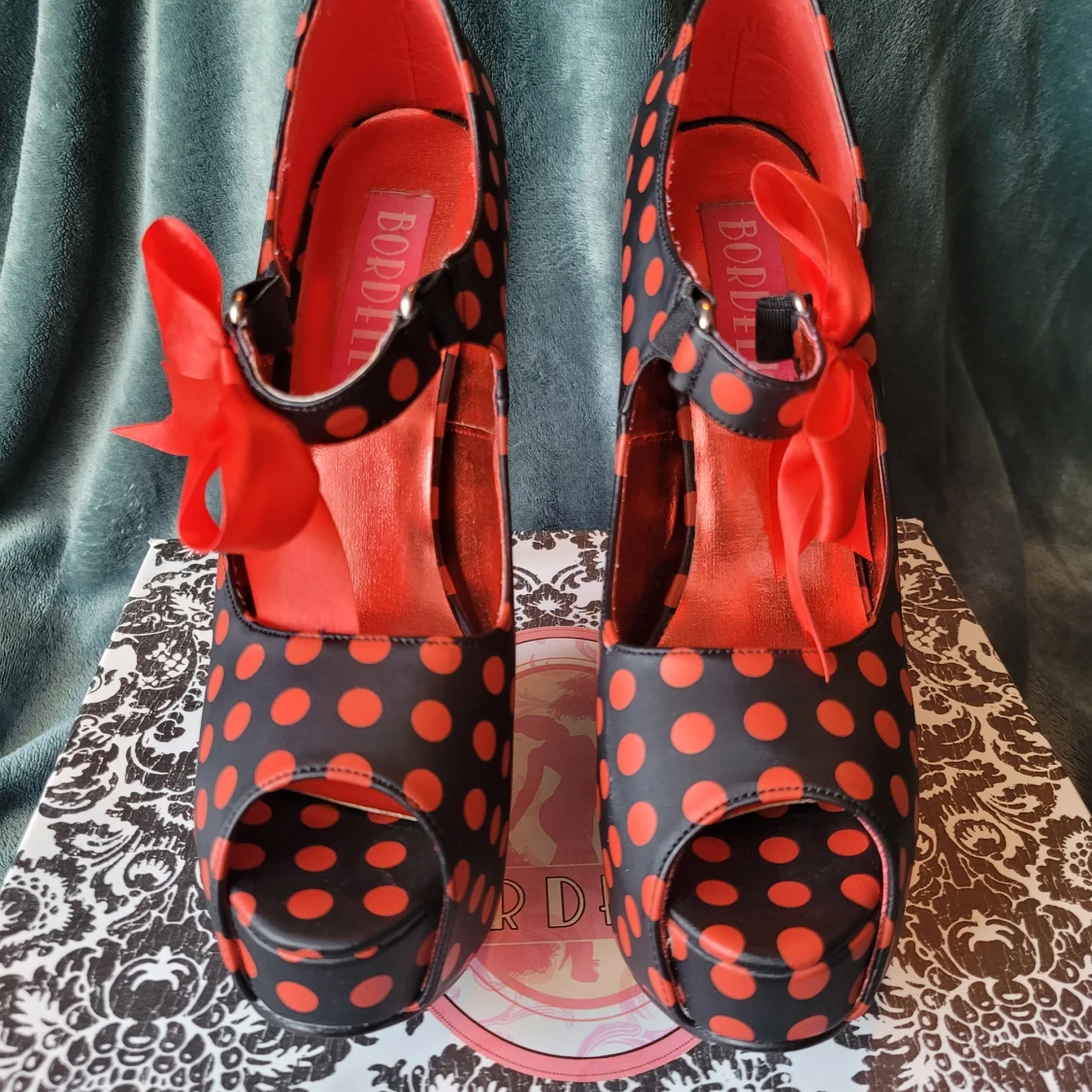 Bordello Teeze svarta med röda prickar - 3