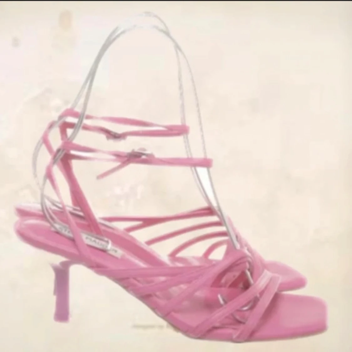 Rosa sandaler med smala remmar och klack - 1