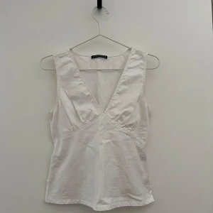 Vit omlottopp från Brandy Melville - Den virala toppen från Brandy! Sparsamt använd!