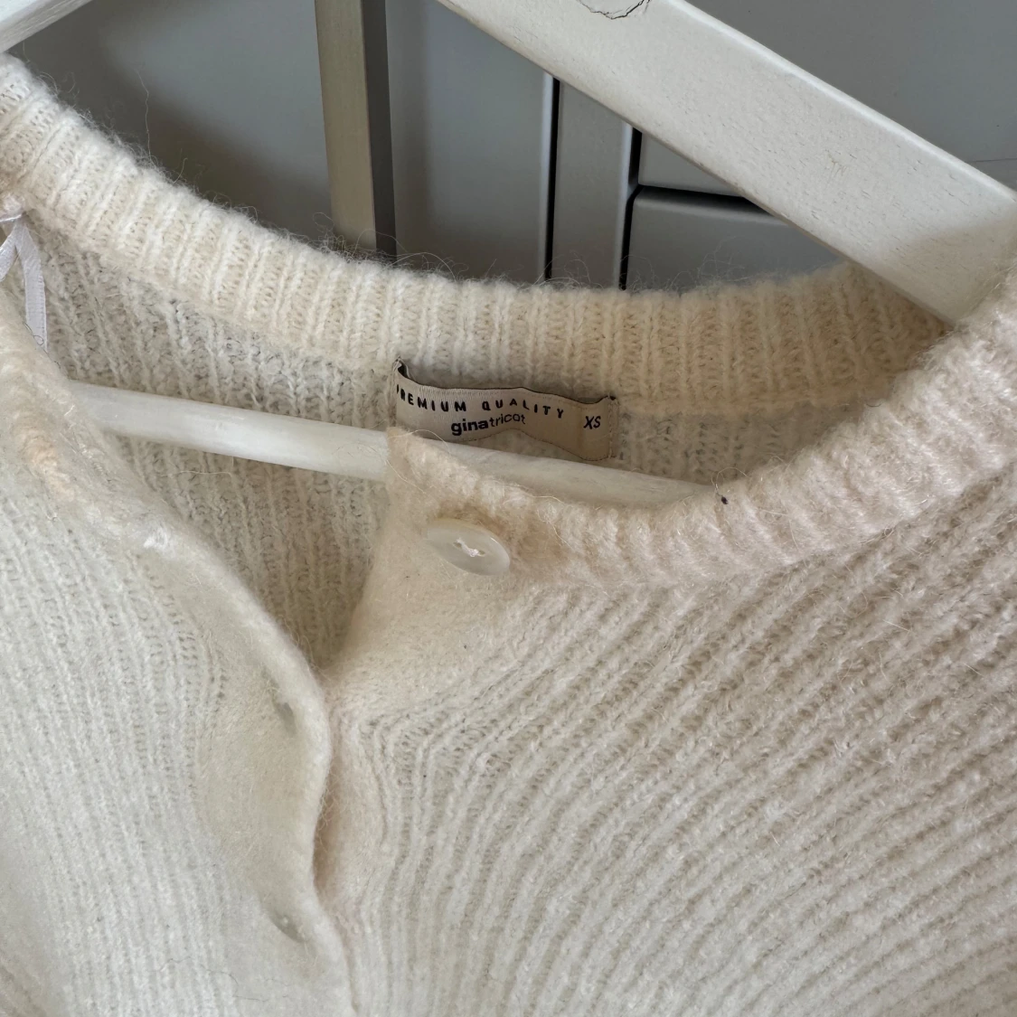 Krämvit stickad kofta från Gina Tricot premium collection - 1