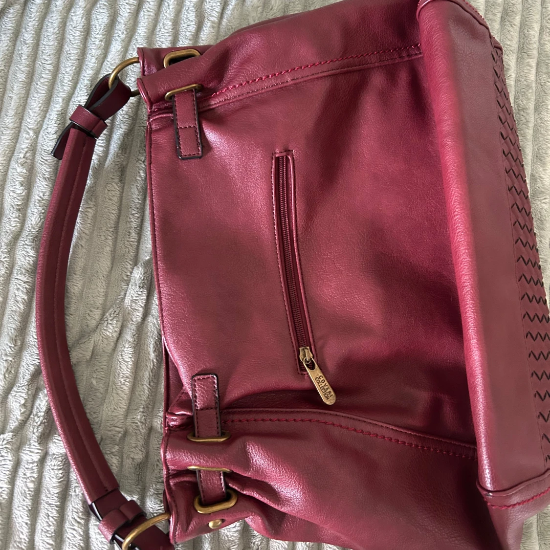 Vinröd axelväska från Coveri Collection - 1