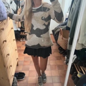 camo stickad tröja - Säljer en stickad tröja med camouflagemönster i beige och grå toner. Tröjan har rund halsringning och långa ärmar, perfekt för dig som gillar en chill och avslappnad stil. Passar snyggt till kjol eller jeans.