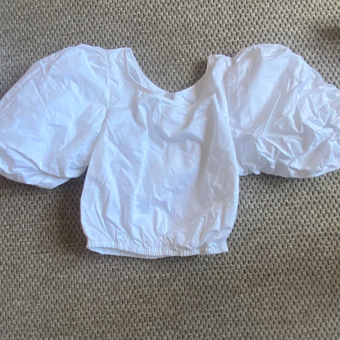 Vit croppad blus med puffärmar - 2