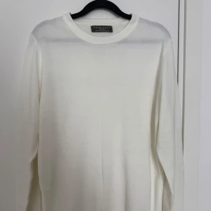 Vit stickad tröja str M - En stilren vit stickad tröja med rund halsringning och långa ärmar. Aldrig använd. 
