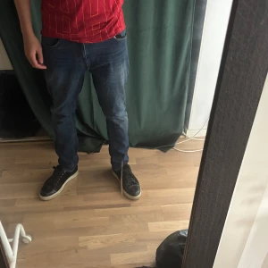 Tiger Of Sweden Jeans | W33 L32 - Säljer ett par riktigt feta tiger jeans | Nypriser ~1300kr, mitt pris 219kr | Storlek W33 L32, jag på bilden är 181 samt väger 71kg | Skriv vid intresse ! 😉💫