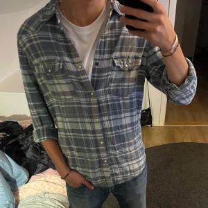 Soft skjorta - En skön skjorta i storlek M. Hör av er vid funderingar eller för fler bilder.