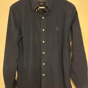 Mörkblå Skjorta Ralph Lauren - Ganska använd men fortfarande rätt bra skick. Nypris 1600