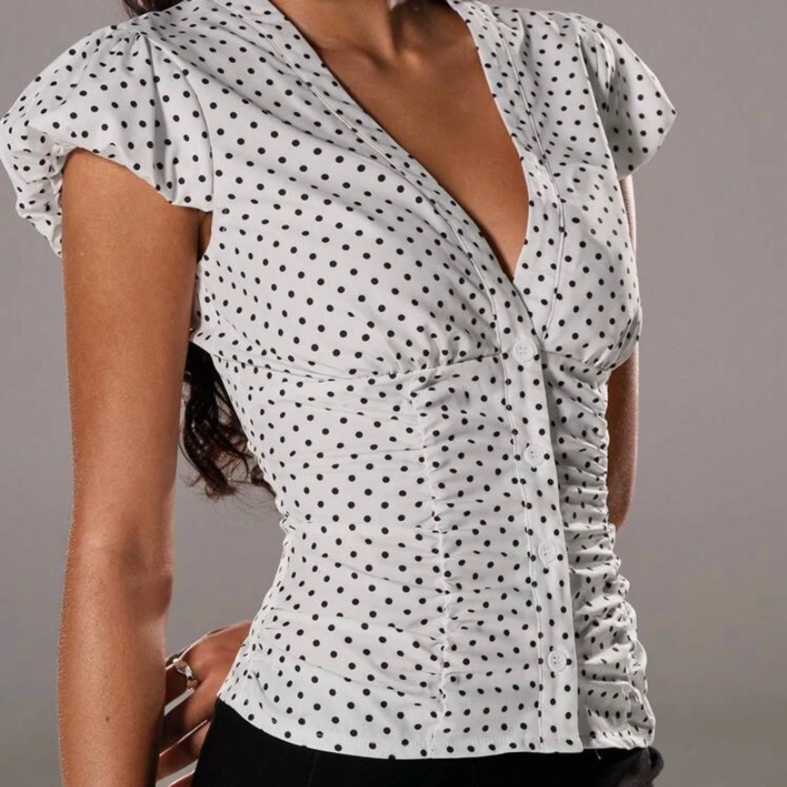 Vit prickig blus med v-ringning - 1