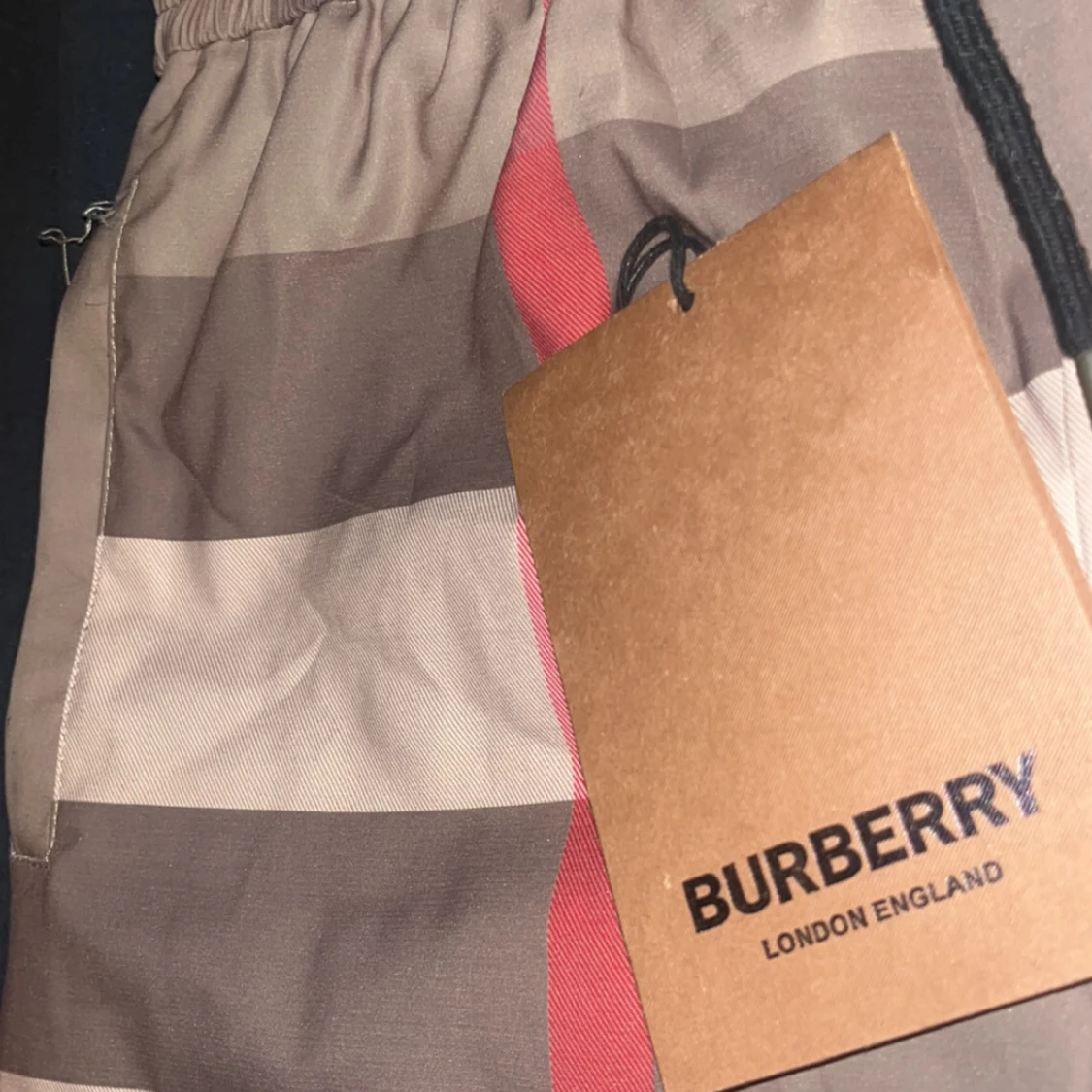 Rutig Burberry shorts med snörning - 1