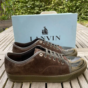 Lanvin skor  - Hej! Säljer nu dessa sjukt snygga Lanvin skor. Skorna är i toppskick! Vi rekommenderar att gå ner en storlek. Har ett begränsat antal boxar och dustbag! Hör gärna av dig vid frågor 