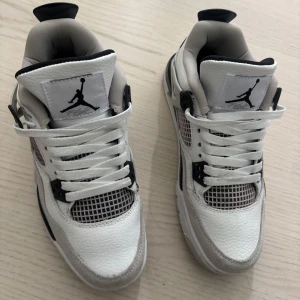 Nike Air Jordan 4 Military black  - Säljer ett par Nike Air Jordan Military Black. Ser sprillans nya ut och är extremt bekväma. Skorna är A-kopior , alltså extremt lika originalet och efterliknar alla kännetecken som originalet har. Extremt fina skor som passar till allt ‼️‼️