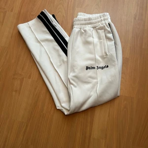 Palm Angels vita trackpants med svarta ränder - Tja säljer denna riktigt feta Palm angels byxorna i storlek M dom är i mycket bra skick hör av er om ni är intresserade 